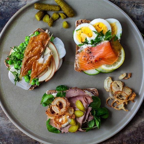 Luksussmørrebrød med slagterpålæg