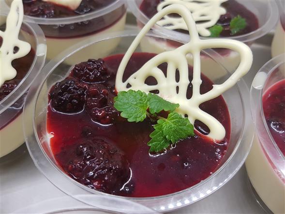 vanilje panacotta med bær